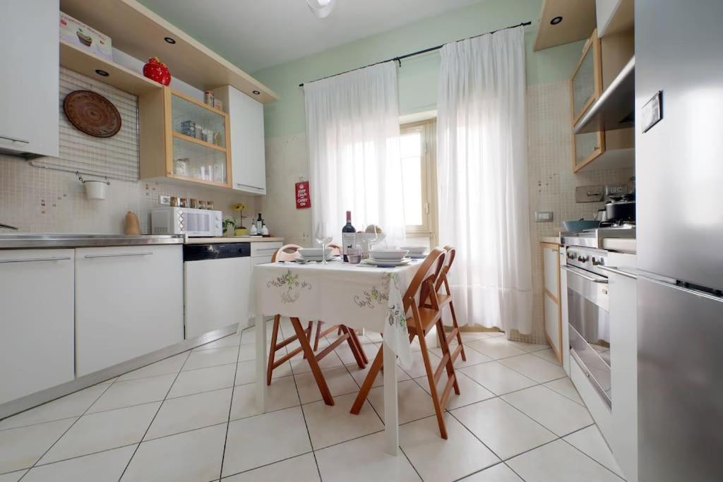 Relax Rome With 2 Balconies - 2 Bedroom Flat, 3Rd Floor With Lift, High Comfort, Quite, A Walk From Urban Train Station Gemelli And Metro A Stops Battistini & Cornelia Connecting To Center In 20 Minutes, 2 Steps From Bus Stop, Cycle Path, Groceries Exteriör bild