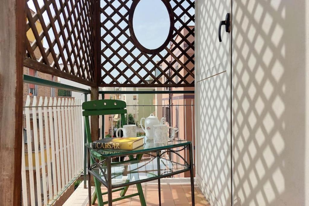 Relax Rome With 2 Balconies - 2 Bedroom Flat, 3Rd Floor With Lift, High Comfort, Quite, A Walk From Urban Train Station Gemelli And Metro A Stops Battistini & Cornelia Connecting To Center In 20 Minutes, 2 Steps From Bus Stop, Cycle Path, Groceries Exteriör bild
