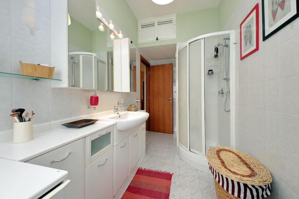 Relax Rome With 2 Balconies - 2 Bedroom Flat, 3Rd Floor With Lift, High Comfort, Quite, A Walk From Urban Train Station Gemelli And Metro A Stops Battistini & Cornelia Connecting To Center In 20 Minutes, 2 Steps From Bus Stop, Cycle Path, Groceries Exteriör bild