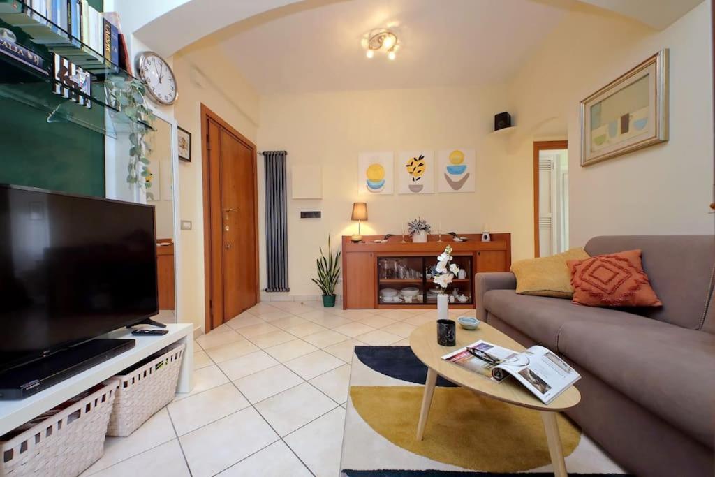 Relax Rome With 2 Balconies - 2 Bedroom Flat, 3Rd Floor With Lift, High Comfort, Quite, A Walk From Urban Train Station Gemelli And Metro A Stops Battistini & Cornelia Connecting To Center In 20 Minutes, 2 Steps From Bus Stop, Cycle Path, Groceries Exteriör bild