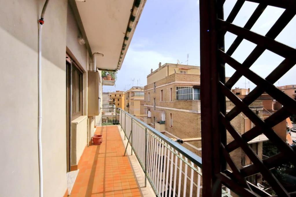 Relax Rome With 2 Balconies - 2 Bedroom Flat, 3Rd Floor With Lift, High Comfort, Quite, A Walk From Urban Train Station Gemelli And Metro A Stops Battistini & Cornelia Connecting To Center In 20 Minutes, 2 Steps From Bus Stop, Cycle Path, Groceries Exteriör bild